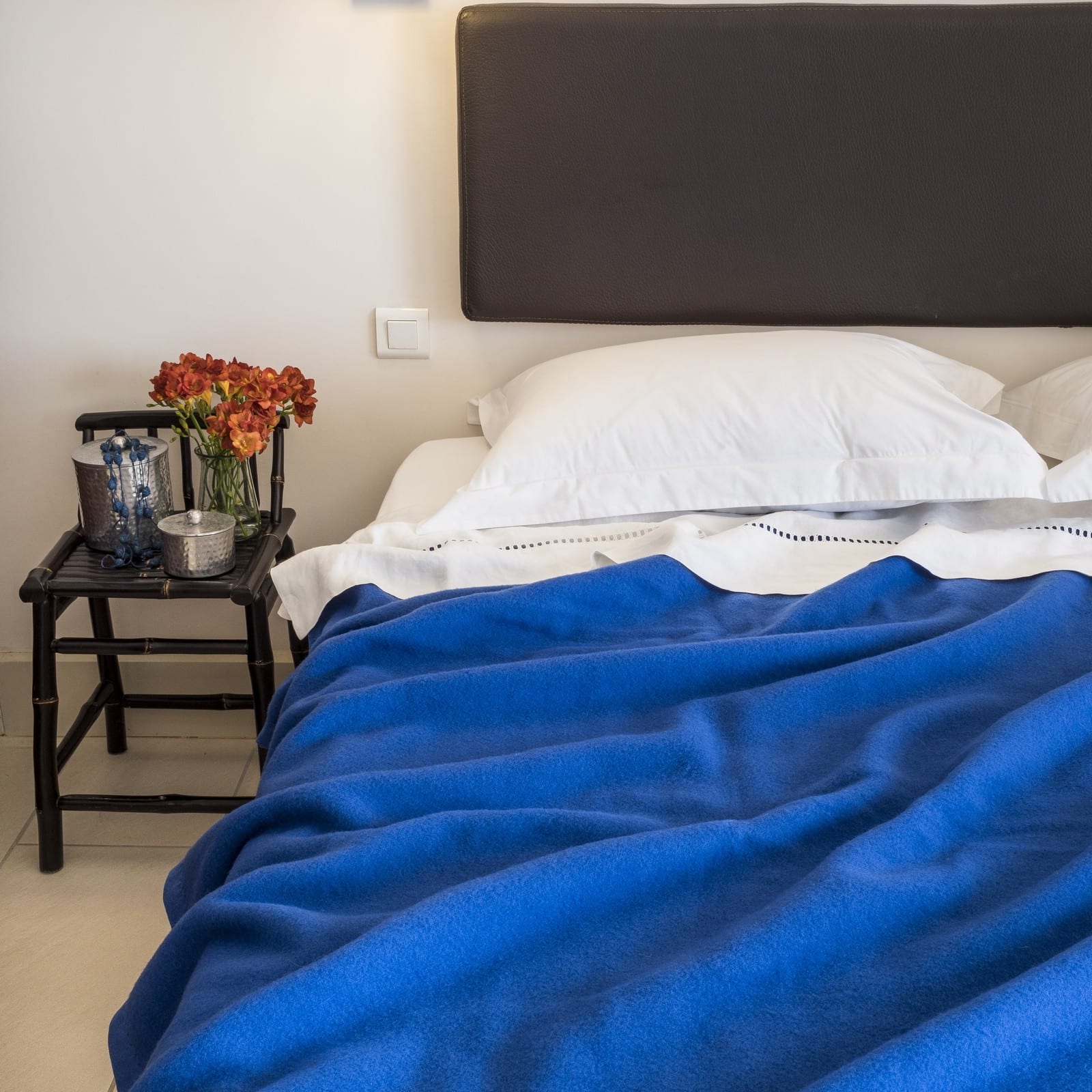 Mevrouw Echter Leegte deken-Reale-op-bed-in-de-kleur-koningsblauw - Beddenspeciaalzaak.nl